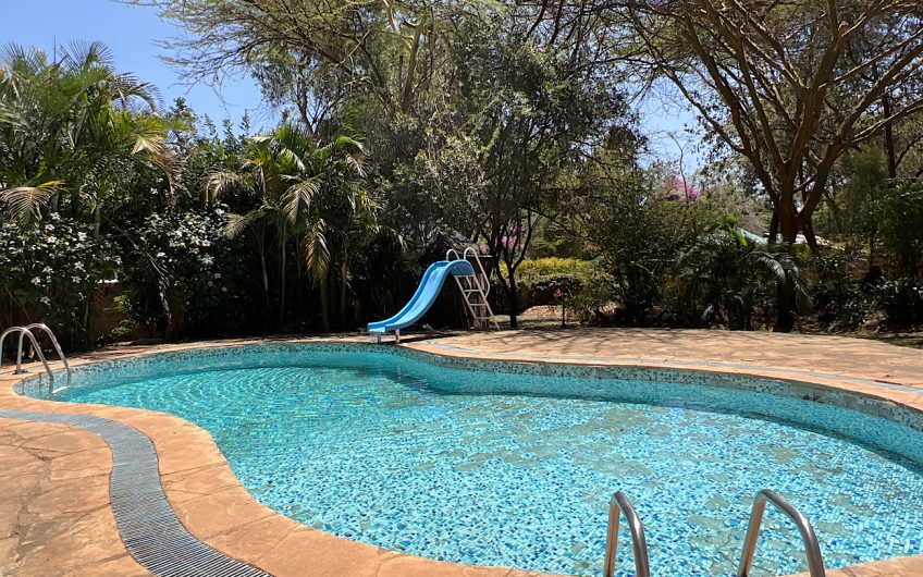 2 bedroom house with a pool for rent in Karen Hardy